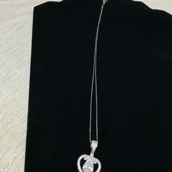 Elegant Silver Heart Pendant Necklace - Picture 2 of 8